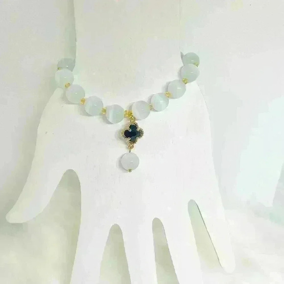 Elegant Moonstone Four-leaf Clover Bracelet - Picture 4 of 8